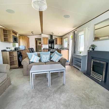 Beautiful Caravan With Decking At Carlton Meres Holiday Park, Suffolk Ref 60022M Saxmundham Extérieur photo