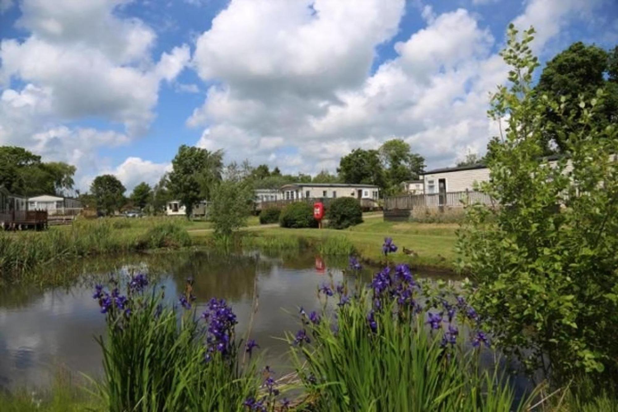 Beautiful Caravan With Decking At Carlton Meres Holiday Park, Suffolk Ref 60022M Saxmundham Extérieur photo