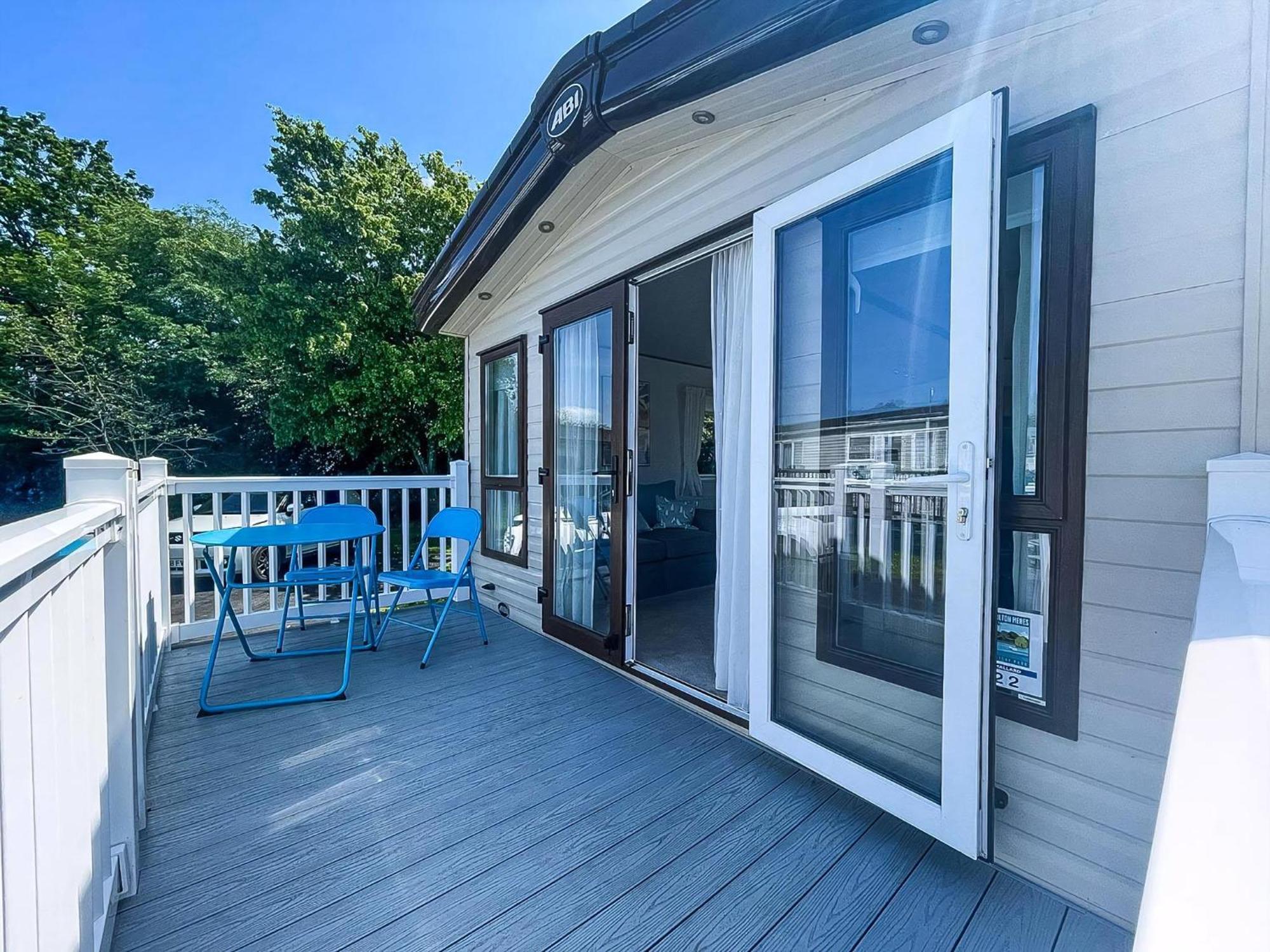 Beautiful Caravan With Decking At Carlton Meres Holiday Park, Suffolk Ref 60022M Saxmundham Extérieur photo